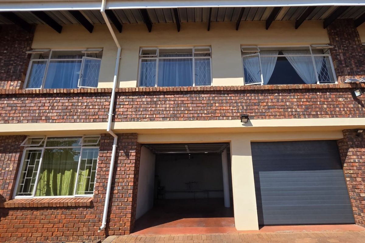 Modern & Spacious Townhouse in Prime Wonderboom Location - Photo 2