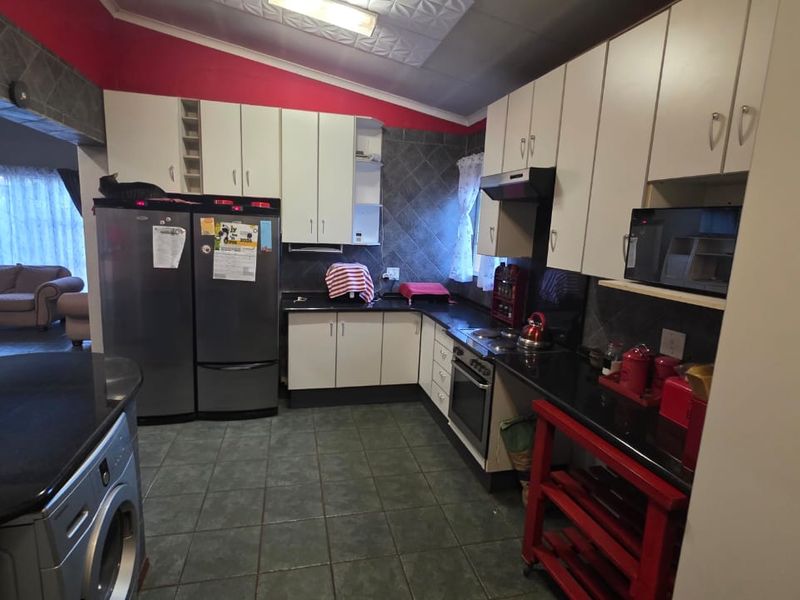 3 Bedroom Family home FOR SALE! - Photo 10