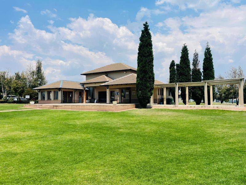 Stunning upstairs 2 bedroom apartment n Boksburg,Parkand - Photo 1