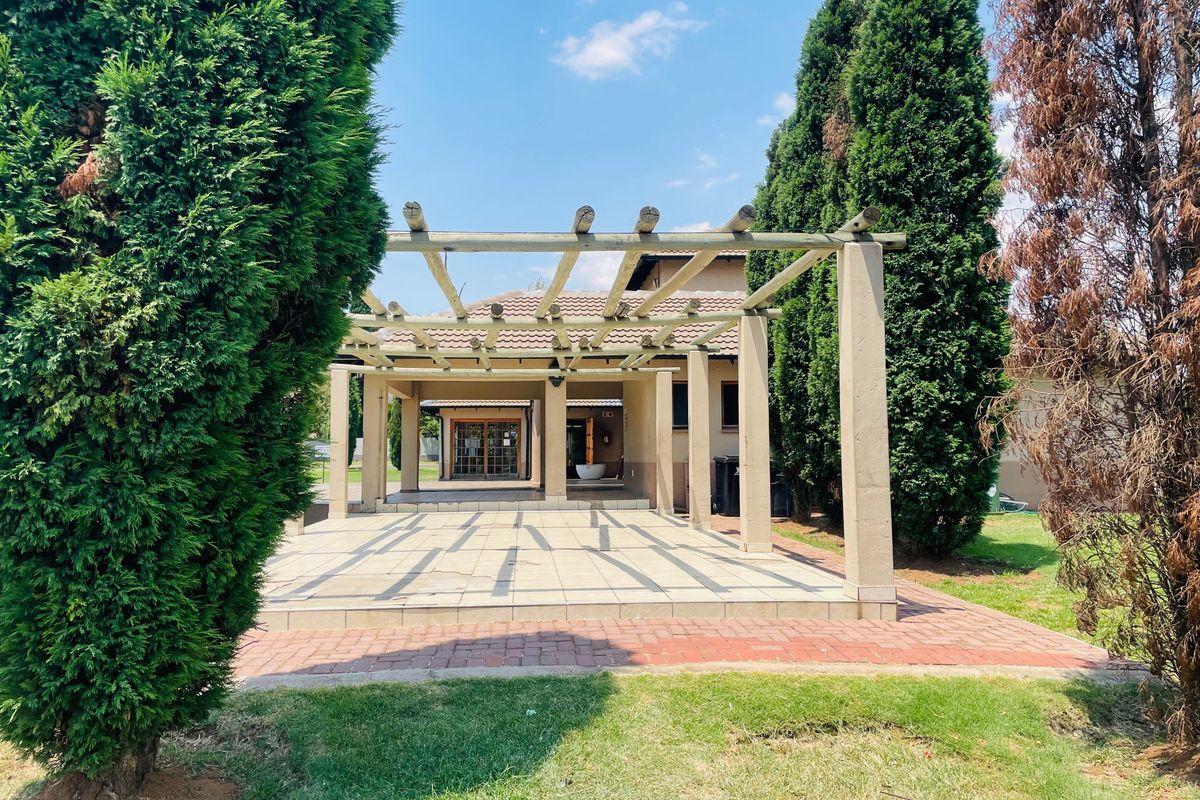 Stunning upstairs 2 bedroom apartment n Boksburg,Parkand - Photo 4