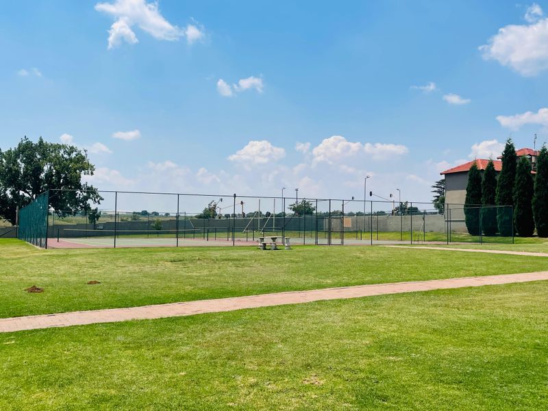 Stunning upstairs 2 bedroom apartment n Boksburg,Parkand - Photo 2