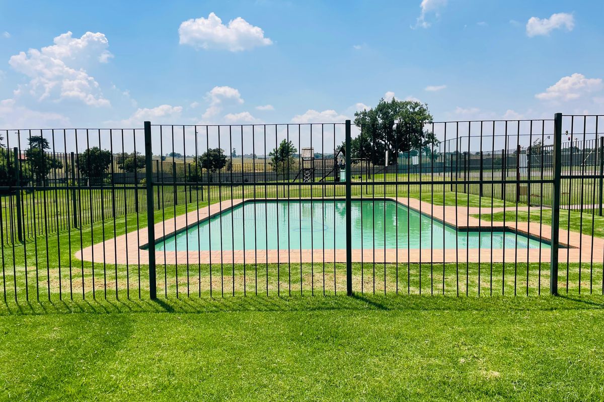 Stunning upstairs 2 bedroom apartment n Boksburg,Parkand - Photo 5