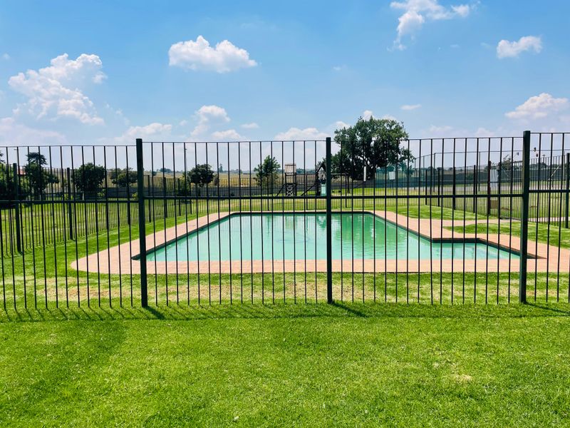 Stunning upstairs 2 bedroom apartment n Boksburg,Parkand - Photo 5