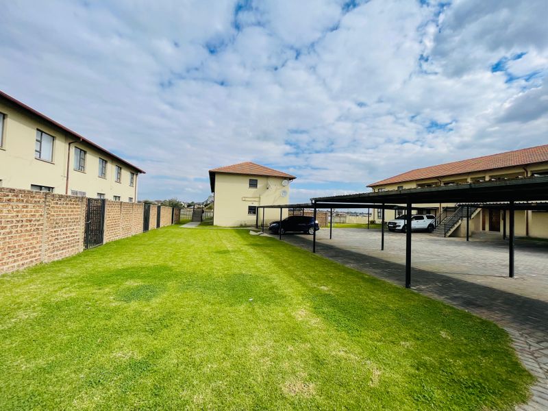 Stunning upstairs 2 bedroom apartment n Boksburg,Parkand - Photo 2