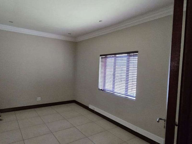 4 bedroom property with flat (1487m) in Kempton Park, Rhodesfield - Photo 8