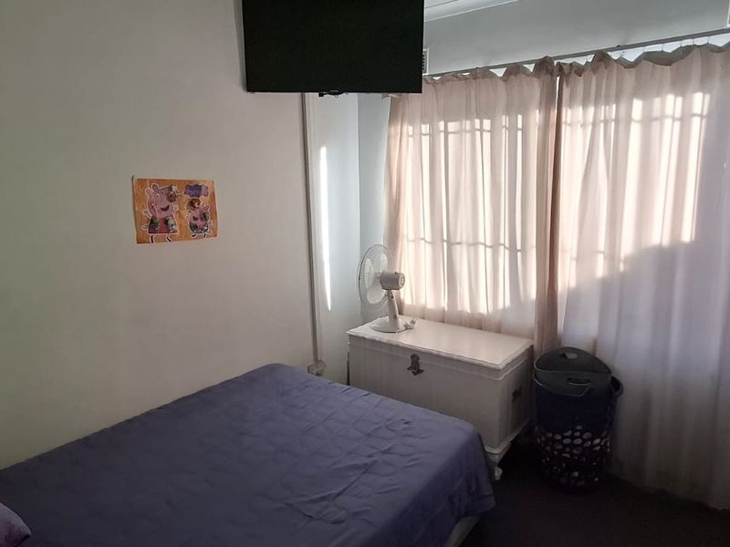 3 Bedroom Pet Friendly Home in Sarnia - Photo 10