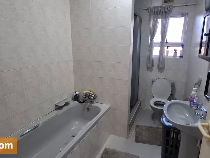 3 Bedroom Pet Friendly Home in Sarnia - Photo 9