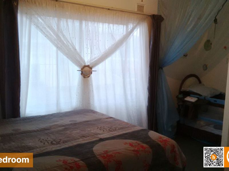 3 Bedroom Pet Friendly Home in Sarnia - Photo 6