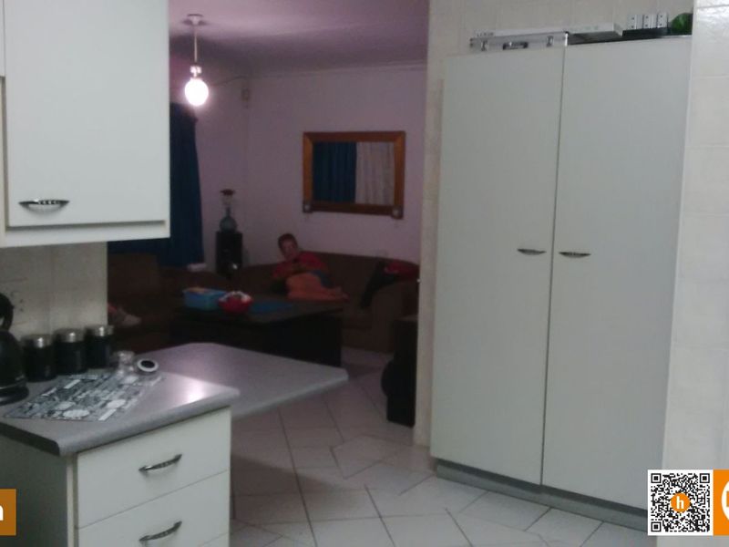 3 Bedroom Pet Friendly Home in Sarnia - Photo 2