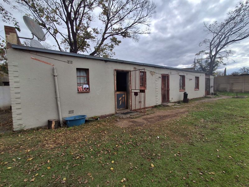 INVESTMENT PROPERTY IN THE HEART OF VEREENIGING CENTRAL! - Photo 1