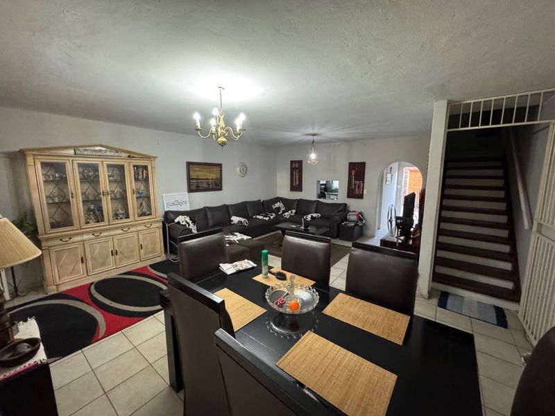 Prime Location! Spacious 3-Bedroom For Sale - Photo 1