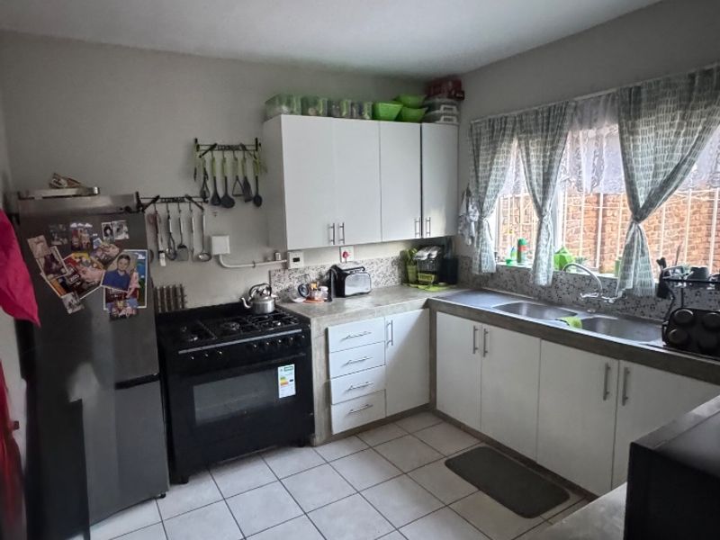 Prime Location! Spacious 3-Bedroom For Sale - Photo 6
