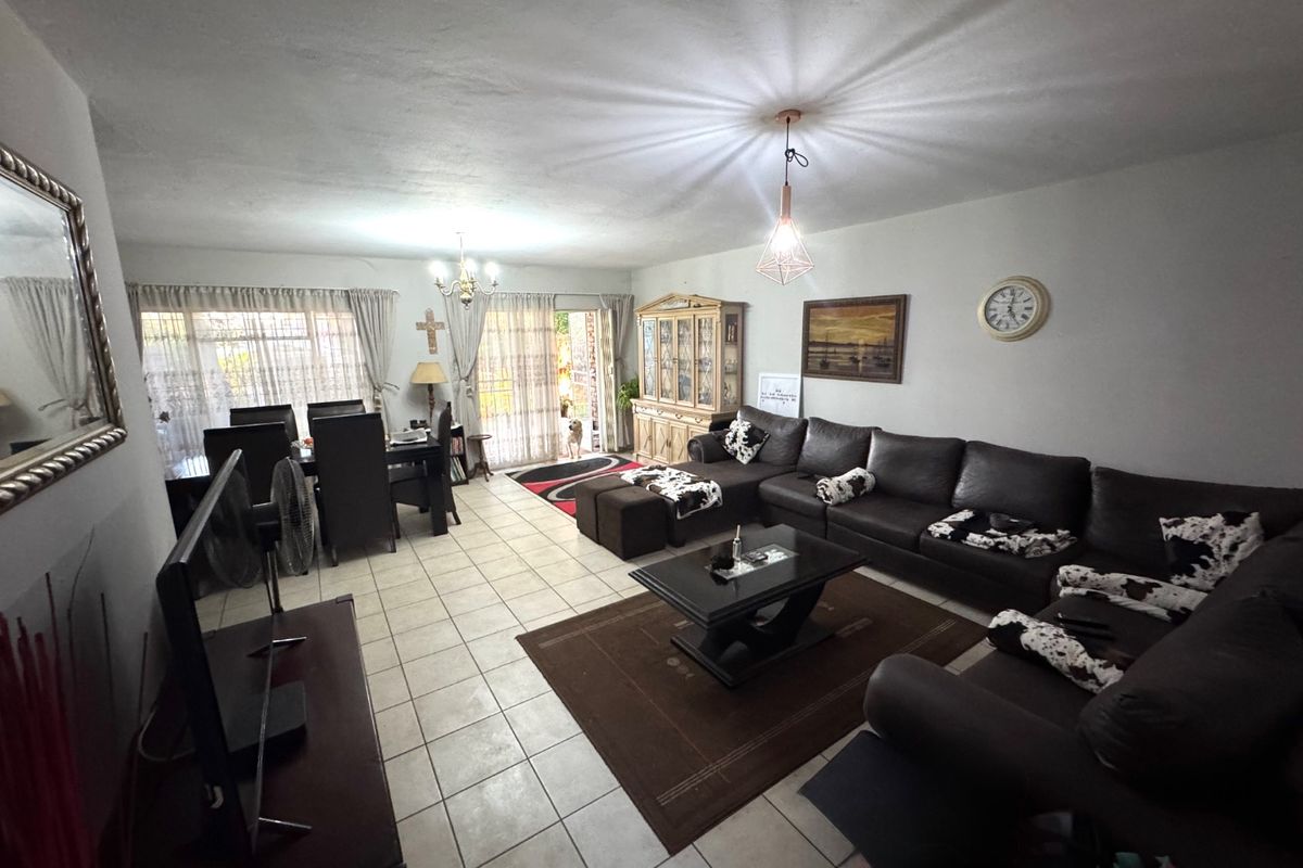 Prime Location! Spacious 3-Bedroom For Sale - Photo 3