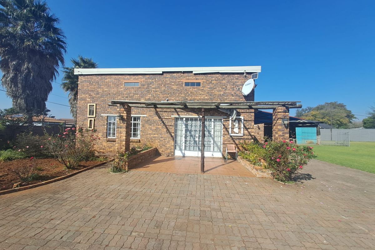 DOUBLE THE VALUE – ONE INCREDIBLE PROPERTY IN MEYERTON CENTRAL! - Photo 3