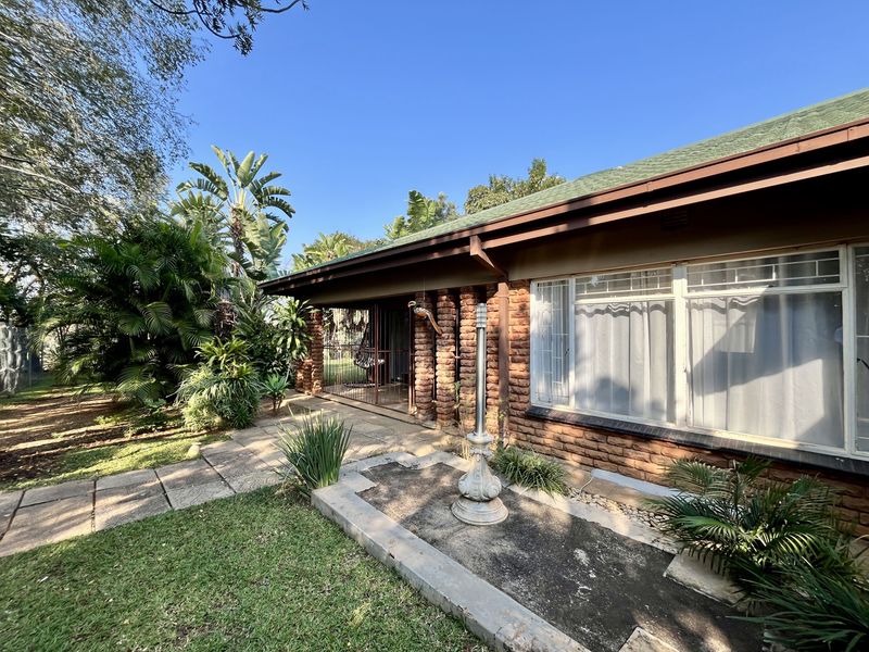 “Spacious Dual‐Living Home with Solar Power, Back-up Water & Entertainment Haven - Photo 1