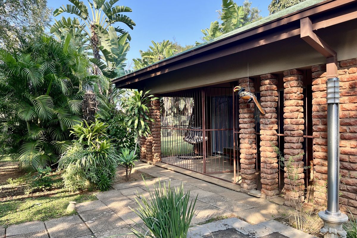 “Spacious Dual‐Living Home with Solar Power, Back-up Water & Entertainment Haven - Photo 2