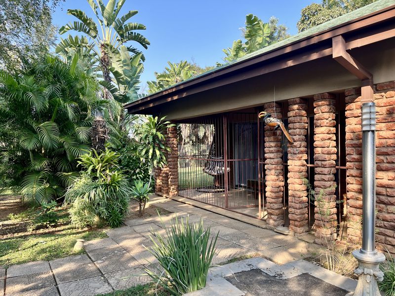 “Spacious Dual‐Living Home with Solar Power, Back-up Water & Entertainment Haven - Photo 2