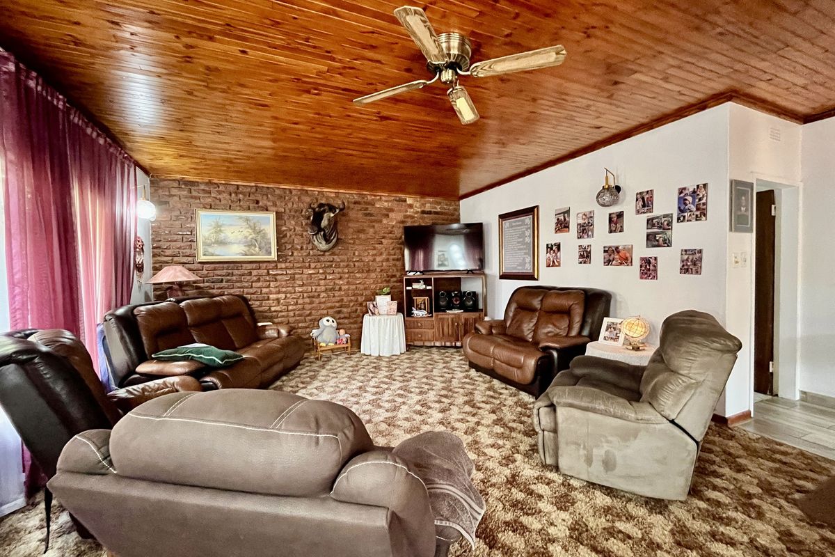 “Spacious Dual‐Living Home with Solar Power, Back-up Water & Entertainment Haven - Photo 4