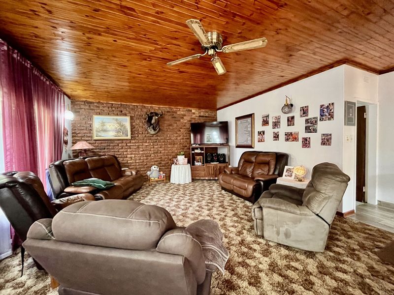 “Spacious Dual‐Living Home with Solar Power, Back-up Water & Entertainment Haven - Photo 4