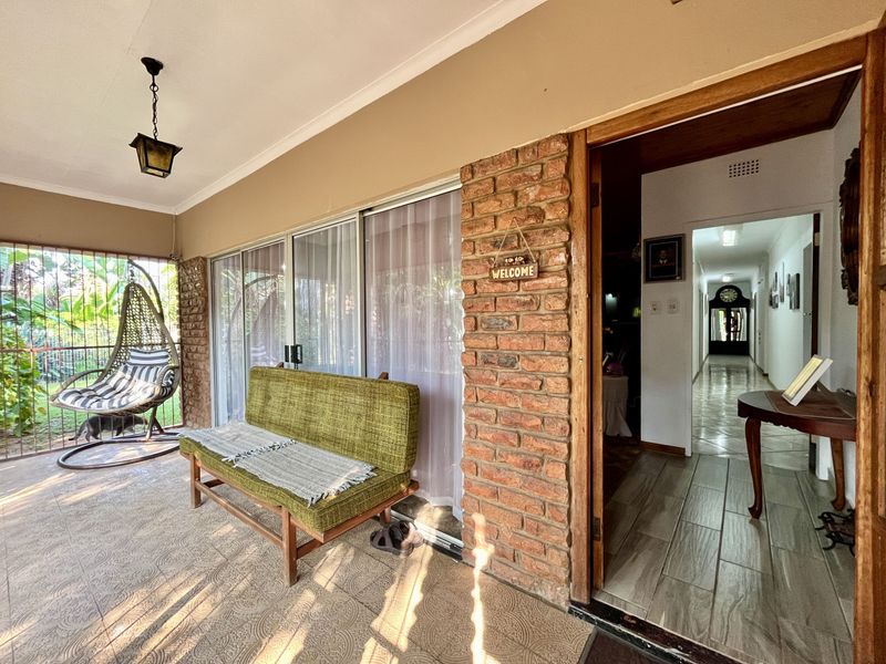 “Spacious Dual‐Living Home with Solar Power, Back-up Water & Entertainment Haven - Photo 3