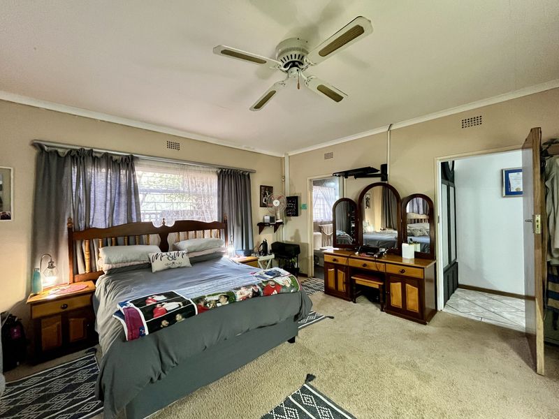 “Spacious Dual‐Living Home with Solar Power, Back-up Water & Entertainment Haven - Photo 10