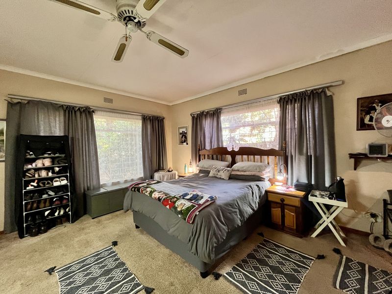 “Spacious Dual‐Living Home with Solar Power, Back-up Water & Entertainment Haven - Photo 9