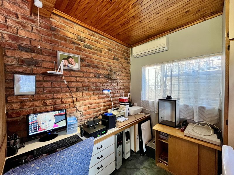 “Spacious Dual‐Living Home with Solar Power, Back-up Water & Entertainment Haven - Photo 8