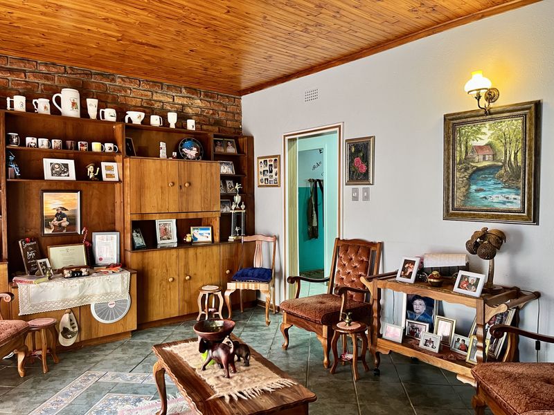 “Spacious Dual‐Living Home with Solar Power, Back-up Water & Entertainment Haven - Photo 7