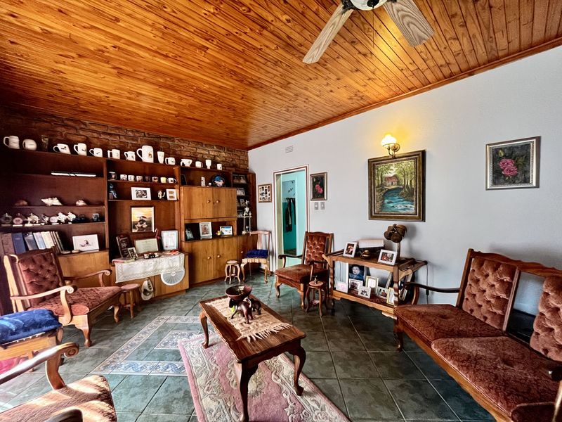 “Spacious Dual‐Living Home with Solar Power, Back-up Water & Entertainment Haven - Photo 6