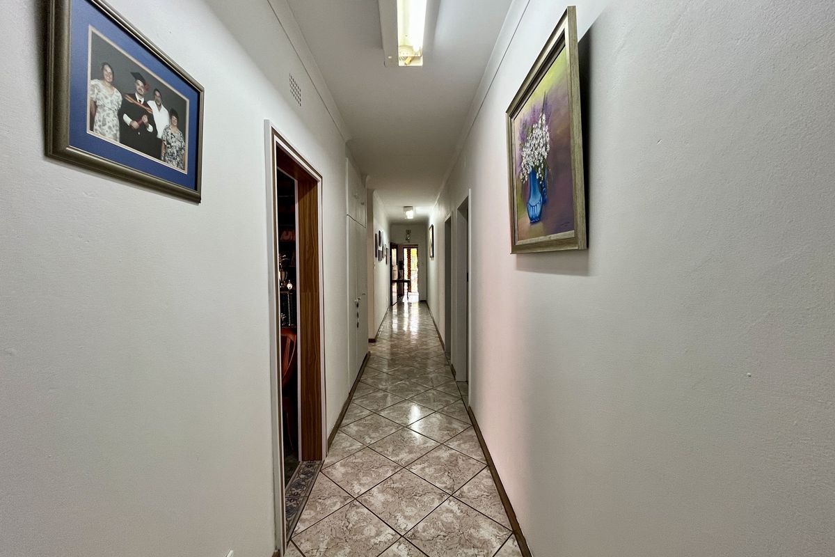 “Spacious Dual‐Living Home with Solar Power, Back-up Water & Entertainment Haven - Photo 5