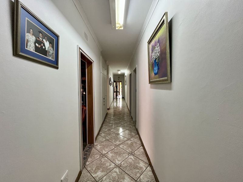 “Spacious Dual‐Living Home with Solar Power, Back-up Water & Entertainment Haven - Photo 5