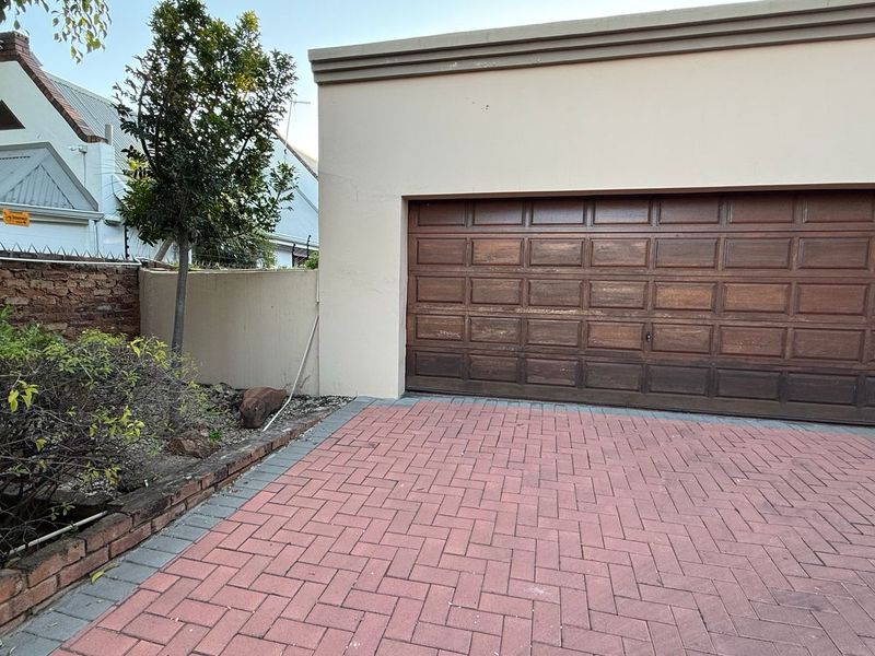 Prime area - family home for sale in Meno Park - Photo 1
