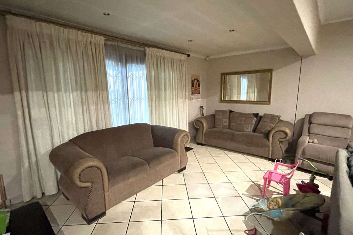 Prime area - family home for sale in Meno Park - Photo 2