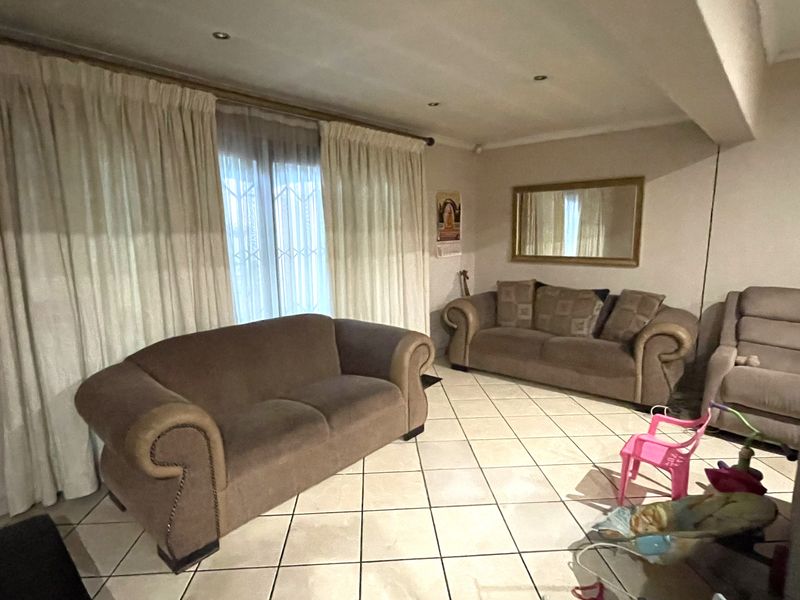 Prime area - family home for sale in Meno Park - Photo 2