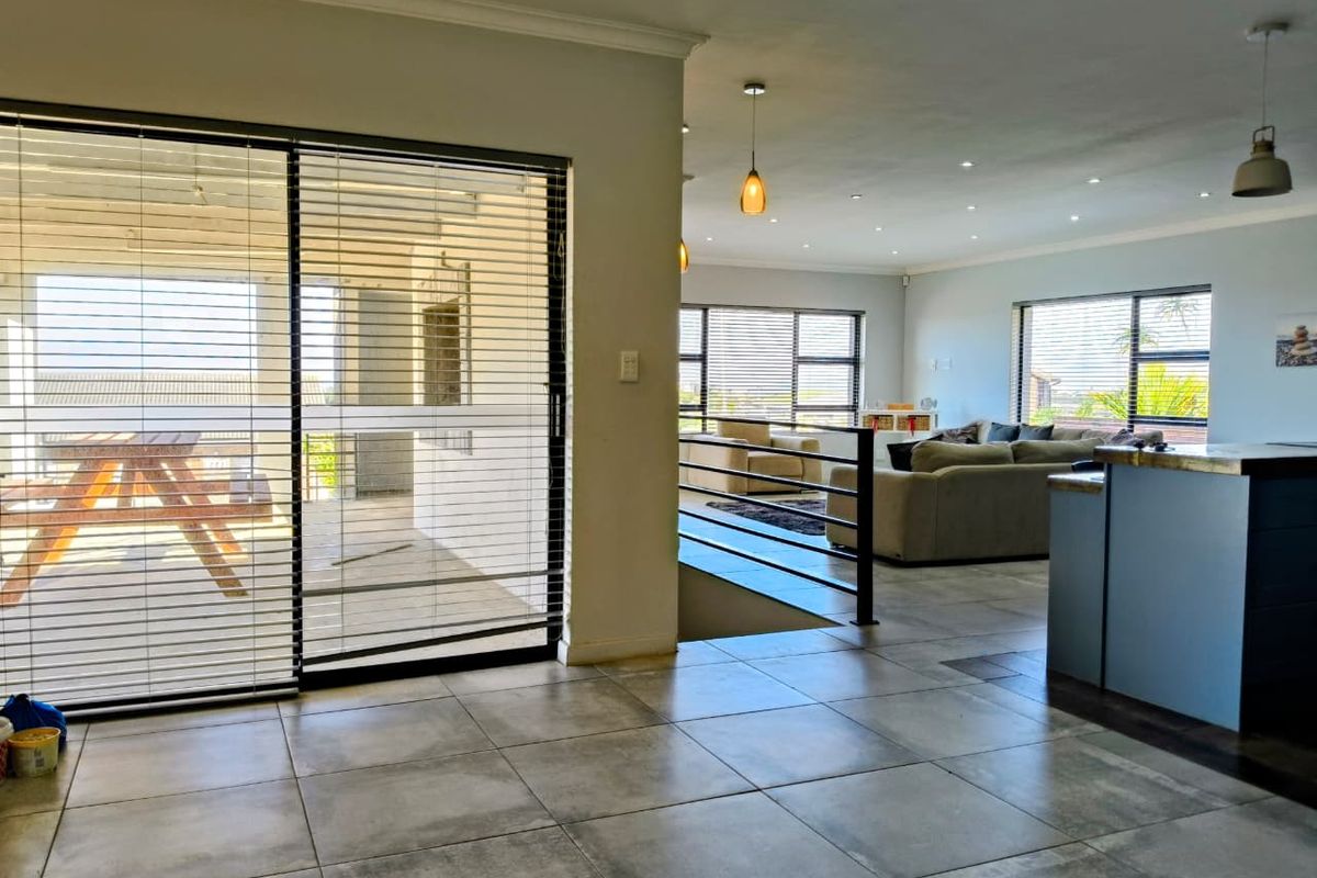 Modern family home - Photo 3