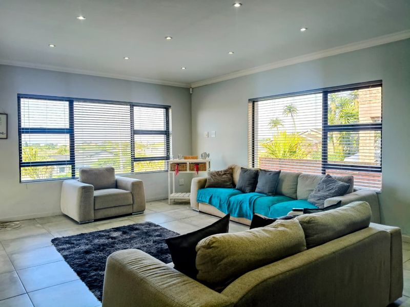 Modern family home - Photo 4