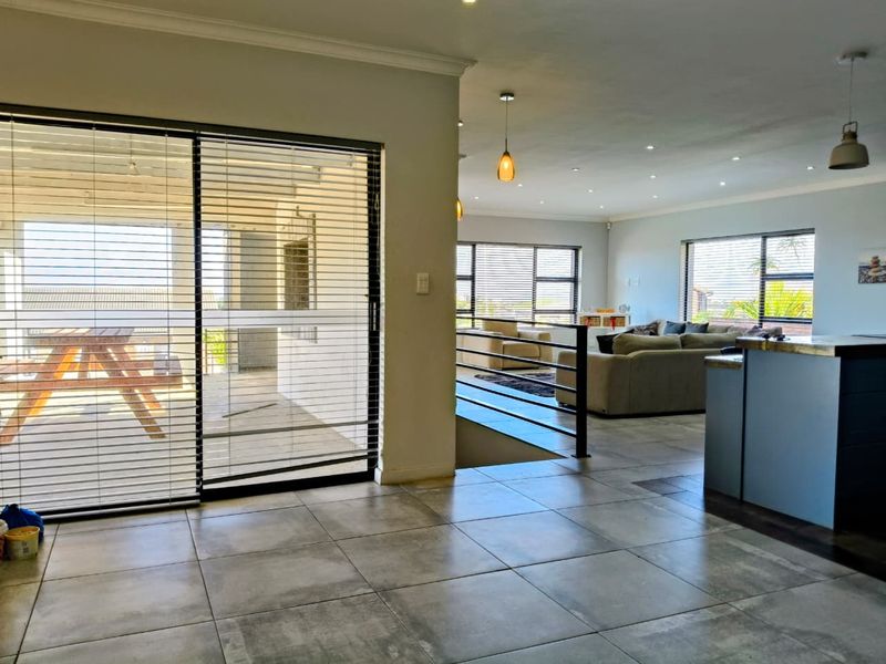 Modern family home - Photo 3