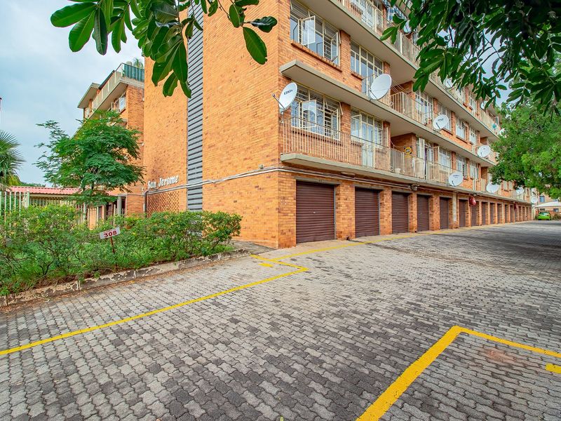3 Bedroom Apartment For Sale! - Photo 1