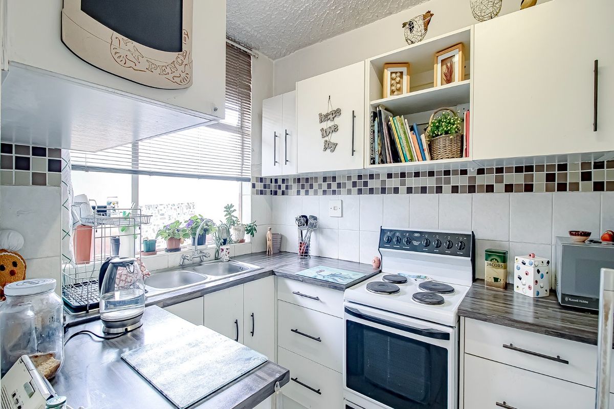 3 Bedroom Apartment For Sale! - Photo 2