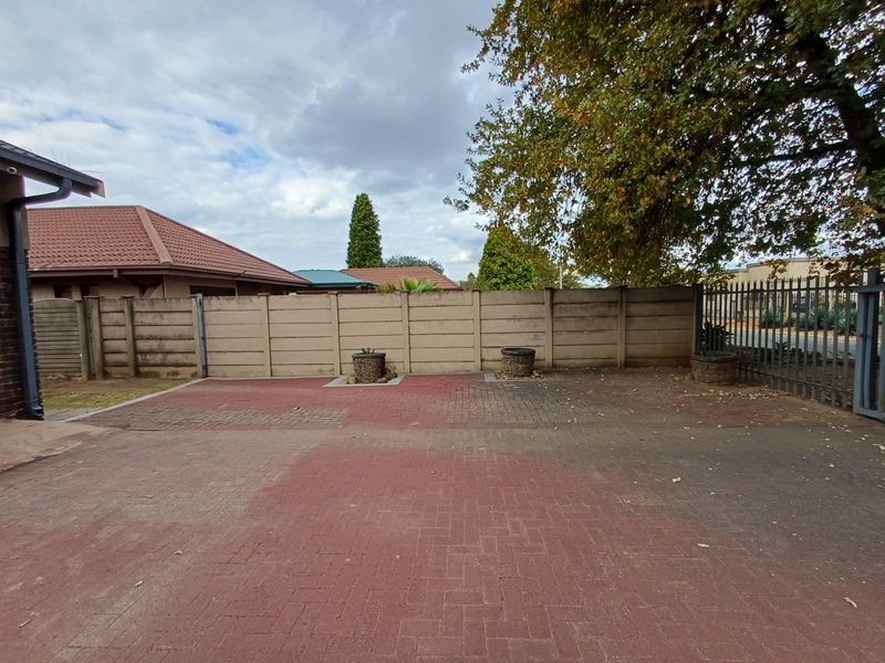 SE 6 Family Home Up For Grabs - Photo 10