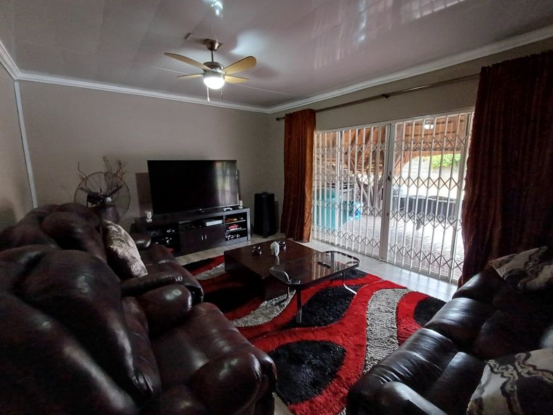 SE 6 Family Home Up For Grabs - Photo 7