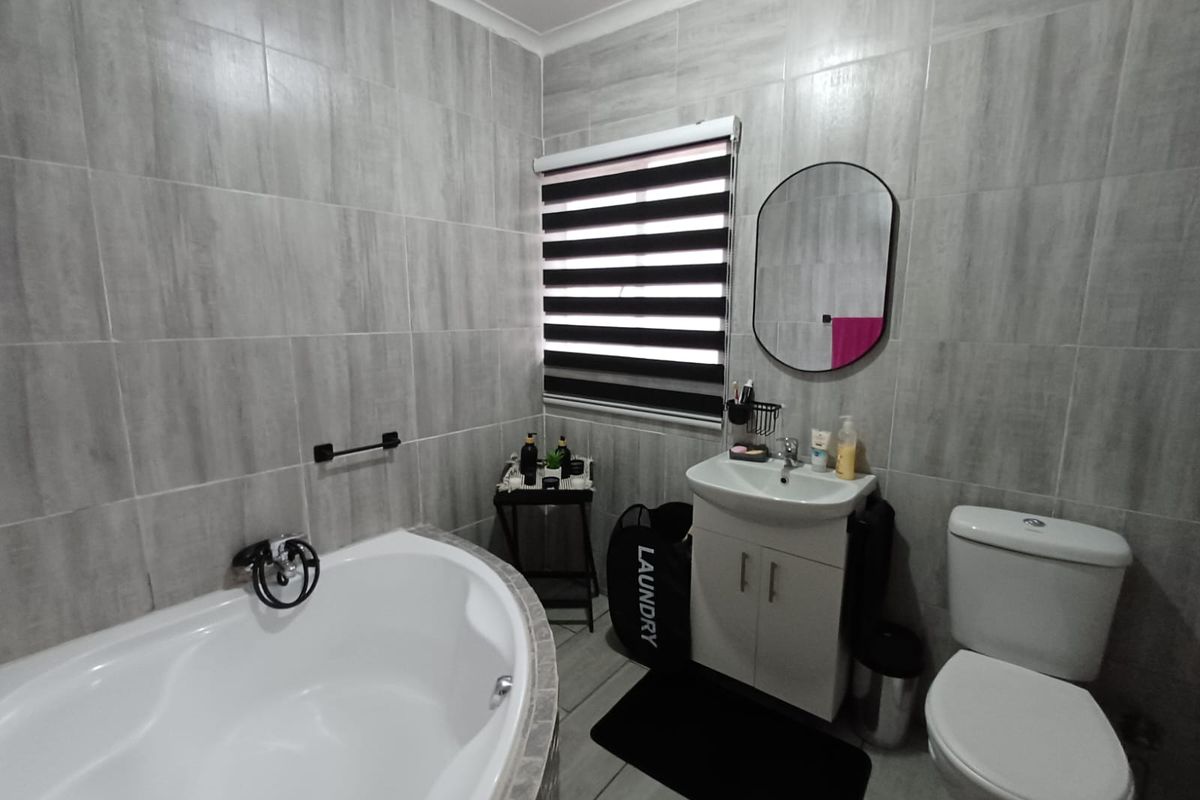 SE 6 Family Home Up For Grabs - Photo 3