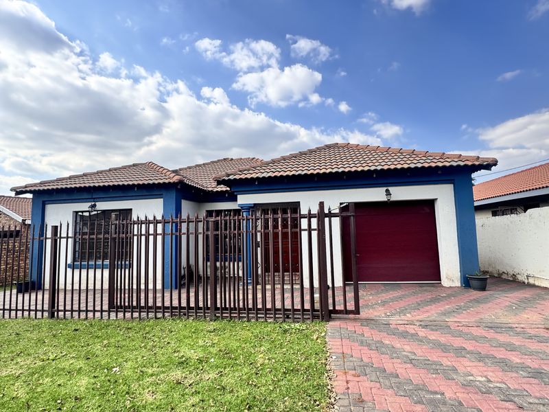 Charming 3 Bedroom Family Home with Spacious Yard and Drive-Through Garage in Ext 18 - Photo 1