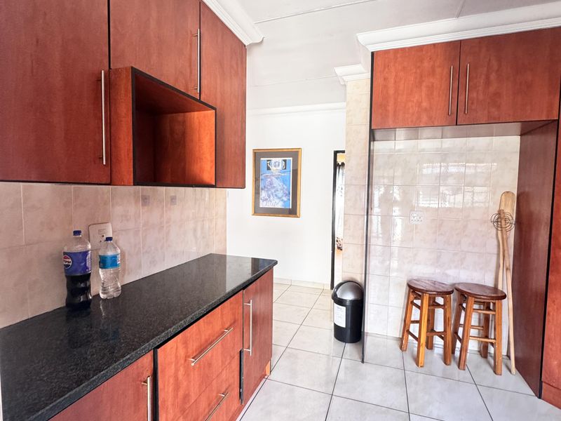 Charming 3 Bedroom Family Home with Spacious Yard and Drive-Through Garage in Ext 18 - Photo 5