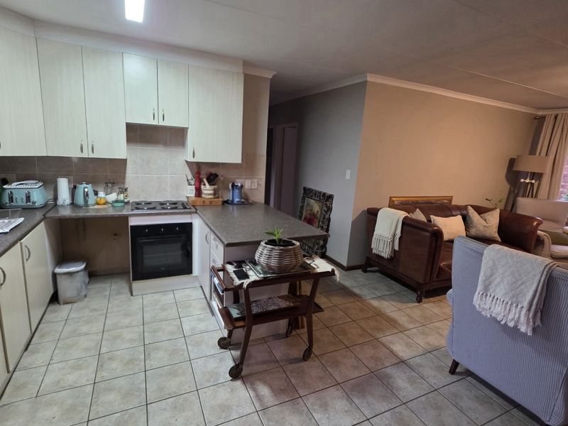 Spacious 3 Bed Townhouse FOR SALE! - Photo 10