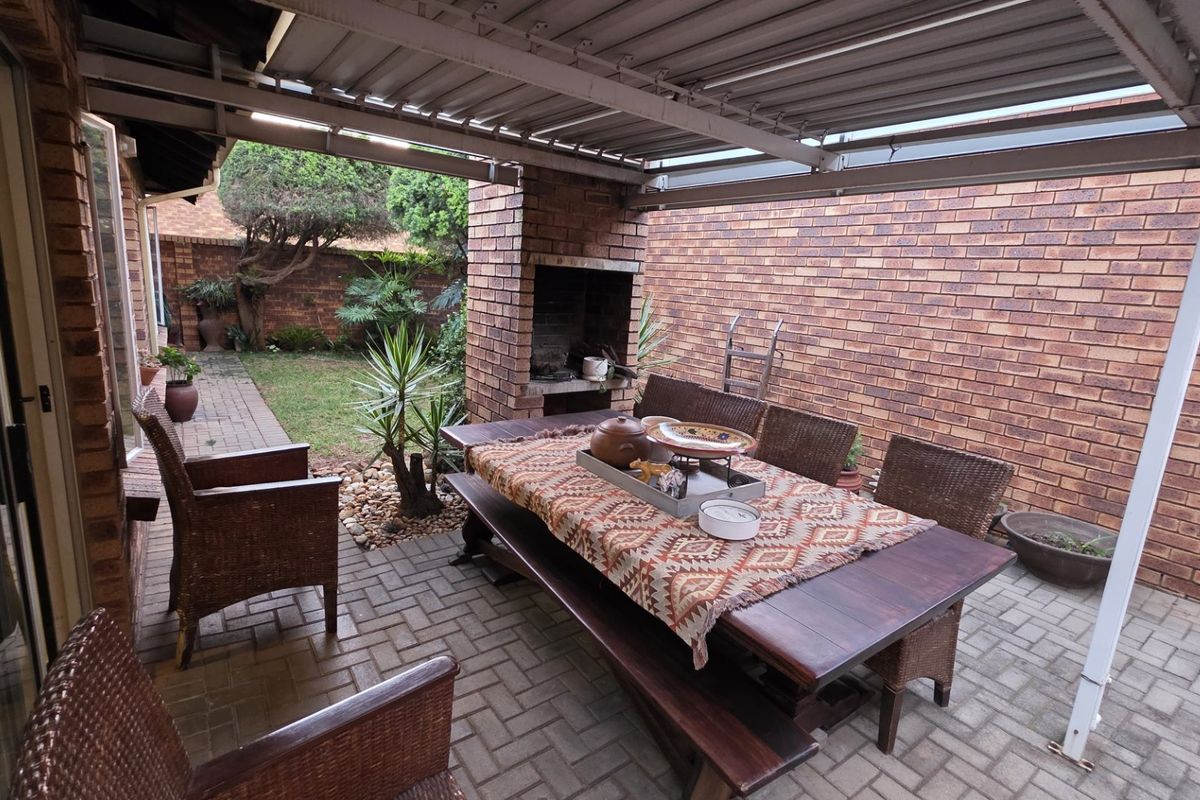 Spacious 3 Bed Townhouse FOR SALE! - Photo 4