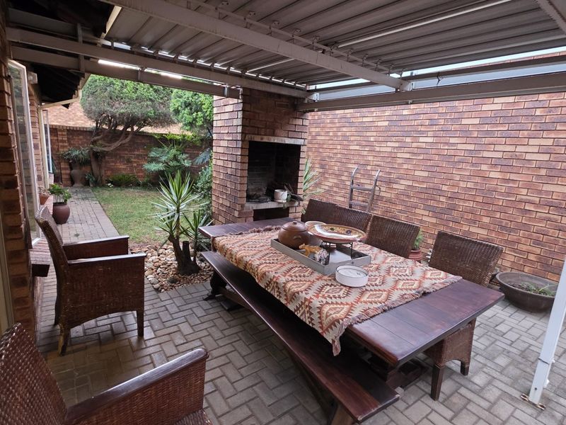 Spacious 3 Bed Townhouse FOR SALE! - Photo 4