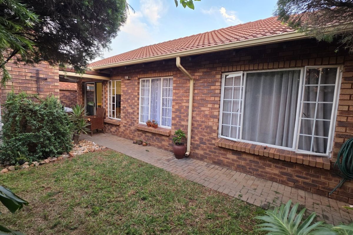 Spacious 3 Bed Townhouse FOR SALE! - Photo 2