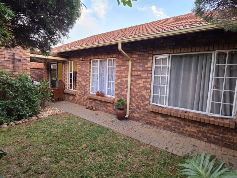 Spacious 3 Bed Townhouse FOR SALE! - Photo 2
