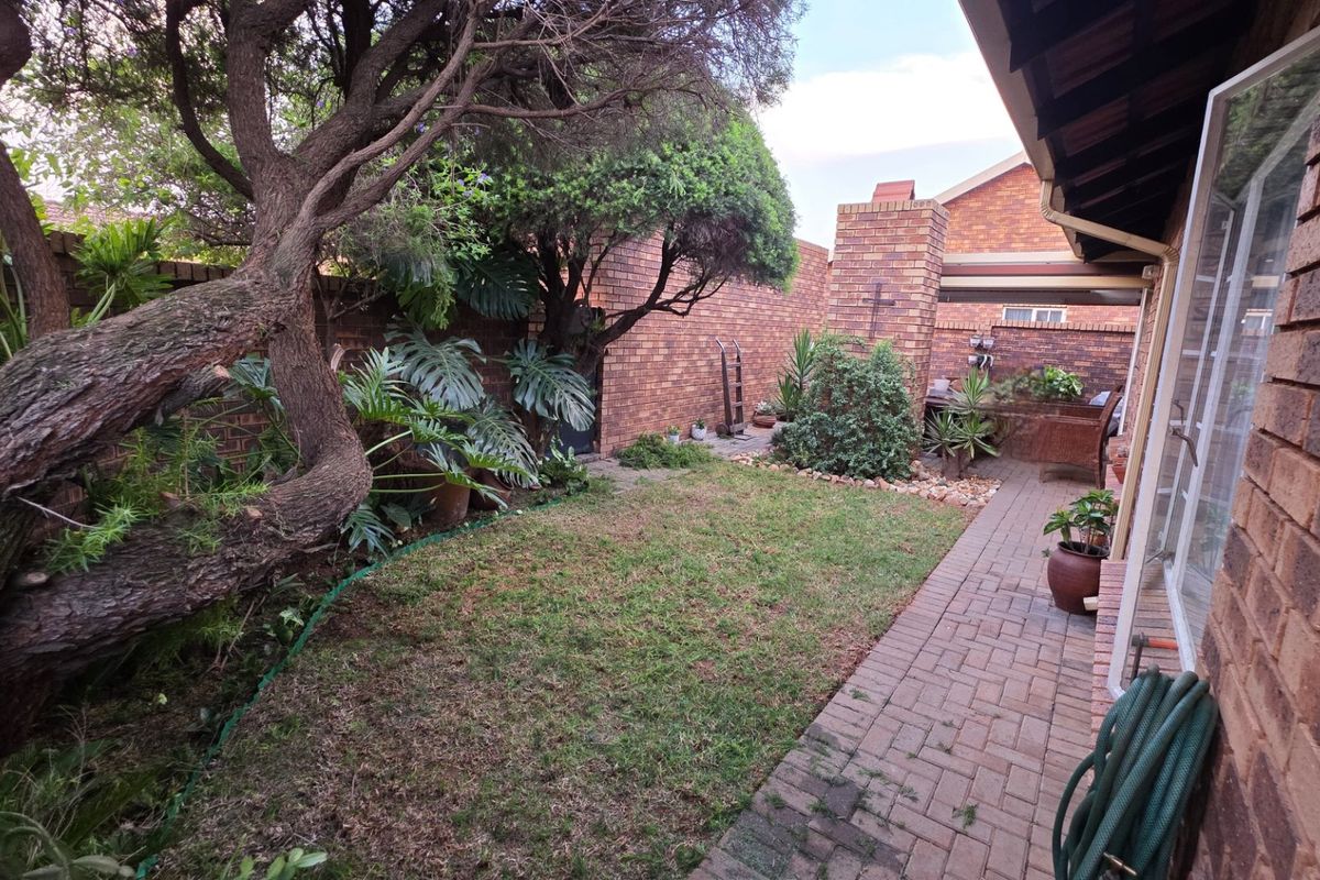 Spacious 3 Bed Townhouse FOR SALE! - Photo 5